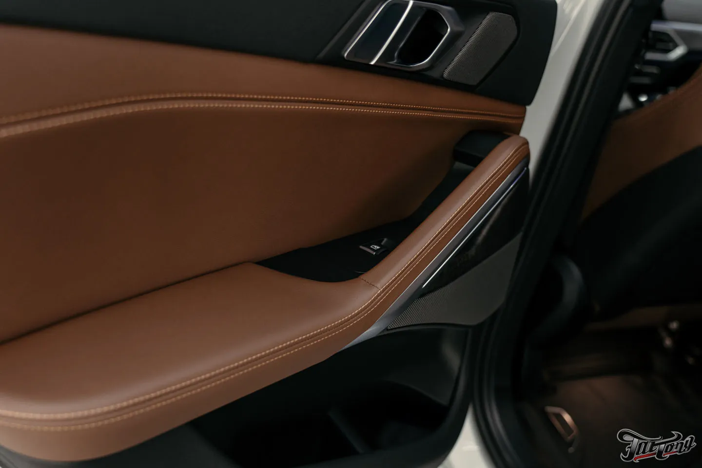 Оклеили BMW X6 матовым полиуретаном и покрыли керамическим составом, защитили глянец в салоне, почистили кожу и обработали ее керамикой